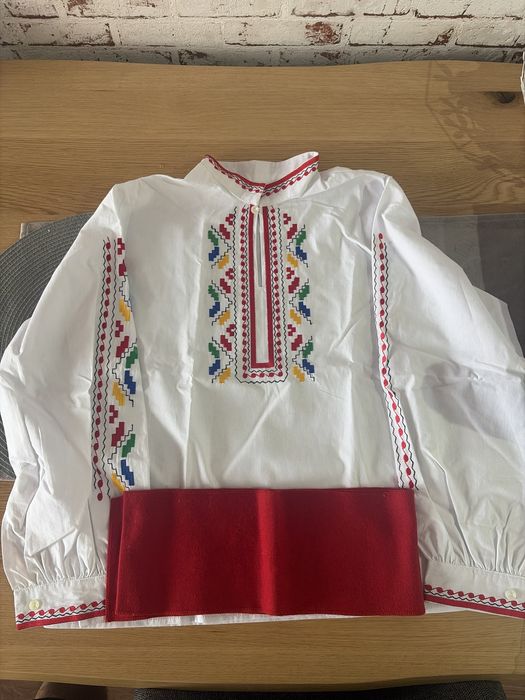 Детска българска народна риза с шевица и червен пояс