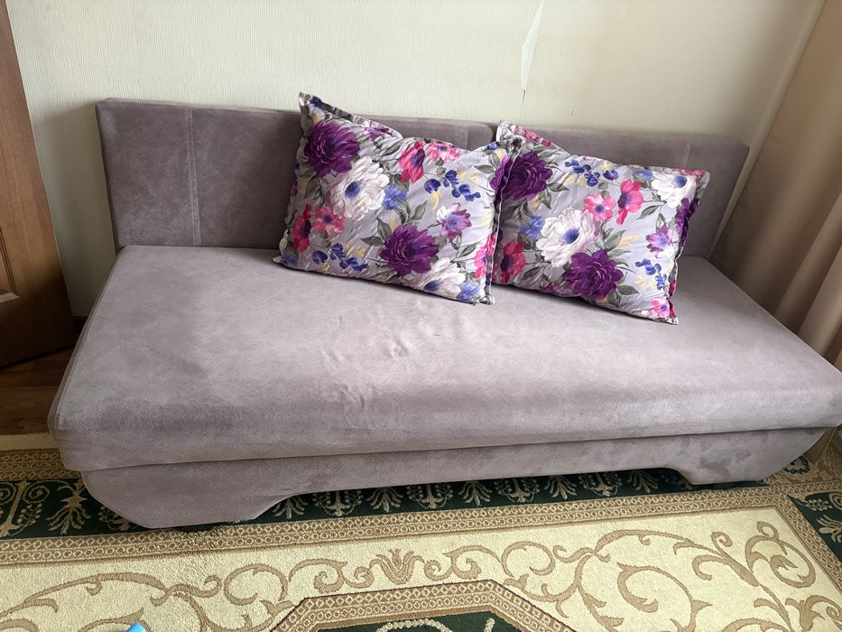 Ковер 3/5, камод, диван, ковер 2/3, диван серый