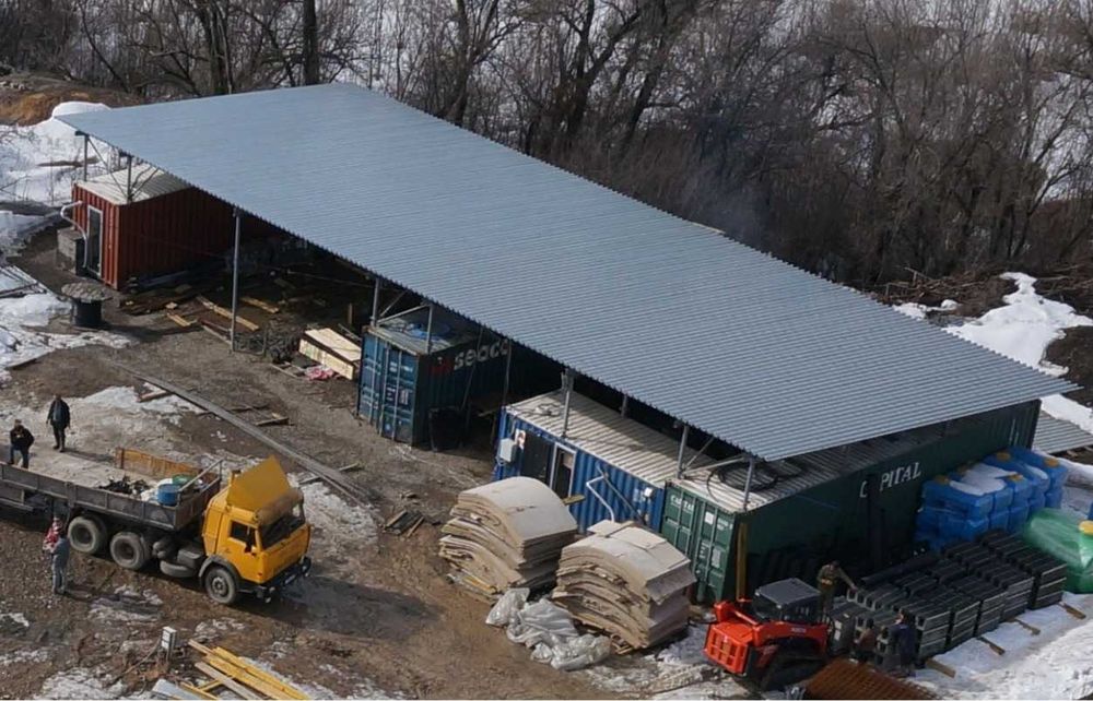 Навес , кровля, крыша из конструкций.