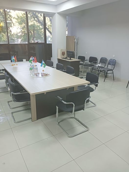 Комплект мебели для зала собрании. стол - стулья. Шкаф итд.