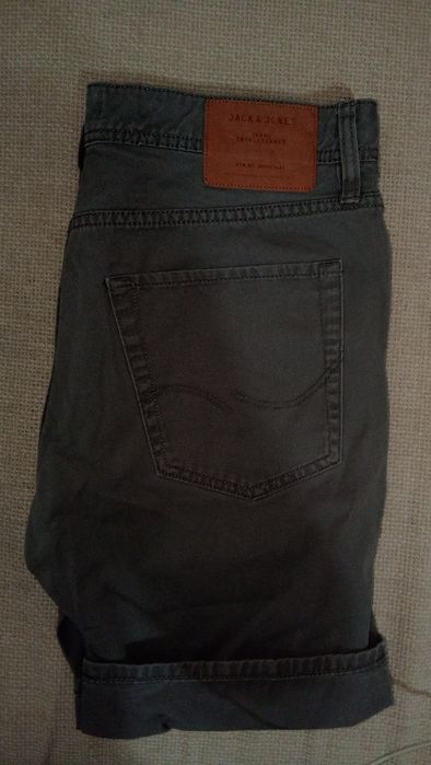 Pantaloni scurți Jack & Jones gri închis / antracit – Mărimea M
Descriere
