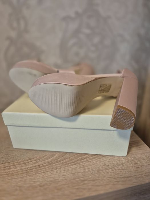 Sandale cu platforma