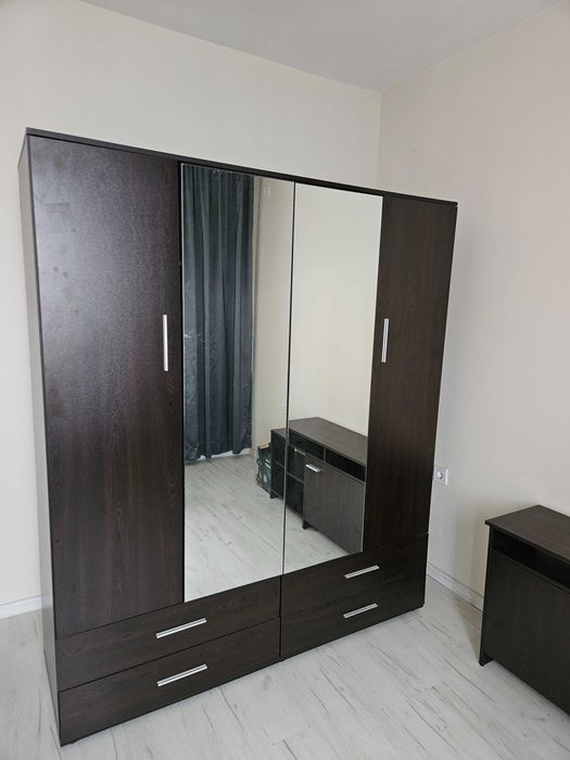 Гардероб, четирикрилен гардероб