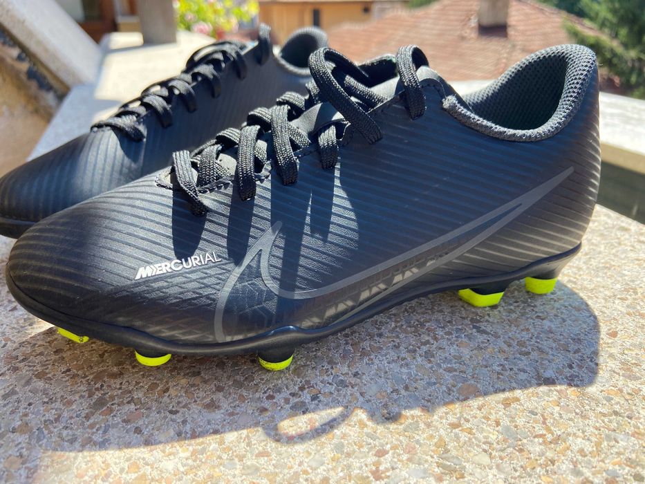 Нови детски футболни обувки