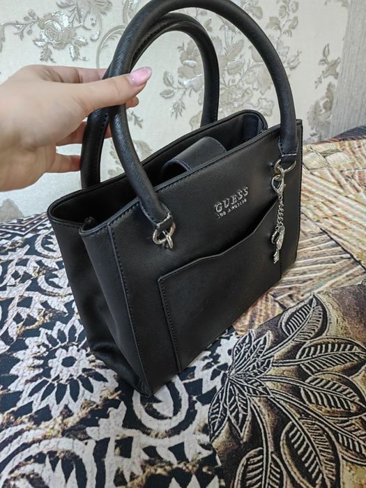 Черна чантичка Guess
