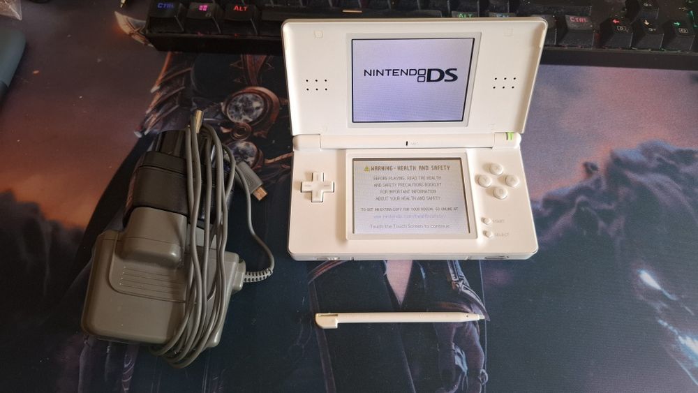 Nintendo DS Lite + stilus + зарядно
