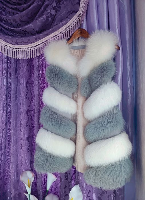 Пухкав елек с естествен косъм от сребърна лисица