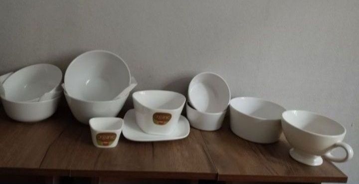 Посуда красивая,разная.