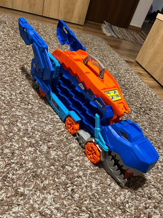 Hot Wheels T-Rex Mega Transporter