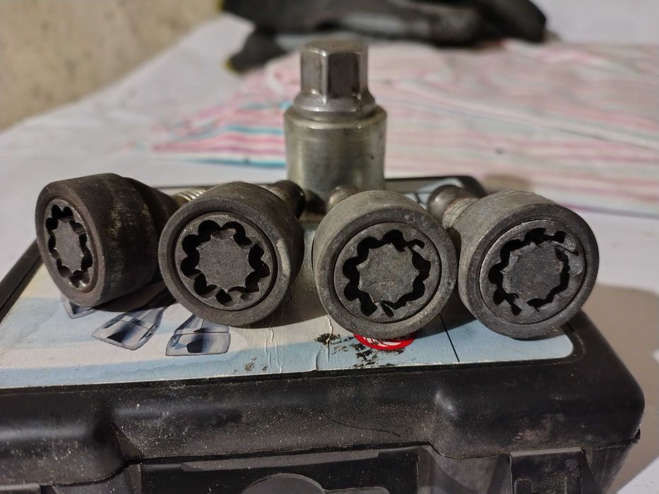 Секретни болтове ОПЕЛ ЗАФИРА Б / OPEL ZAFIRA B