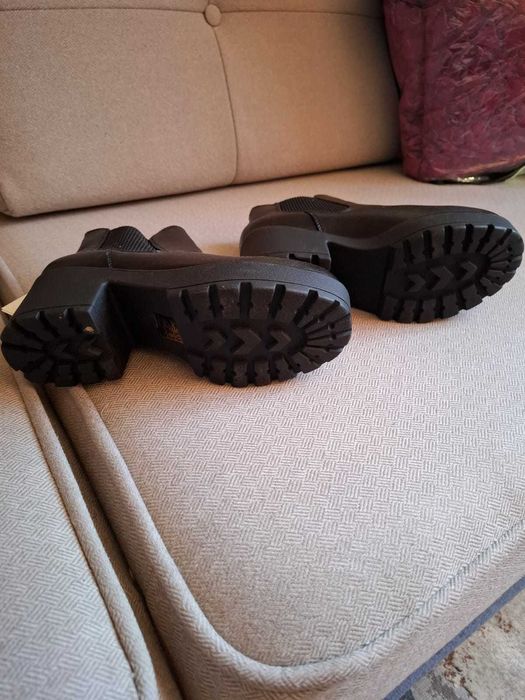 botine negre marimea 37. noi ,cu eticheta , marca CROPP