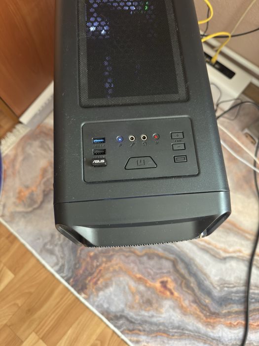Настолен компютър и монитор