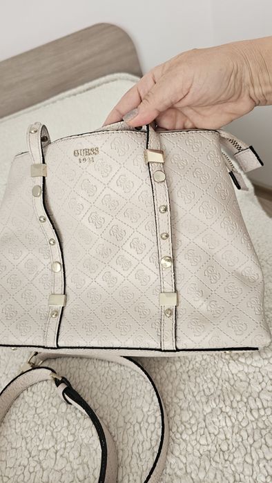 Дамска чанта на марката GUESS