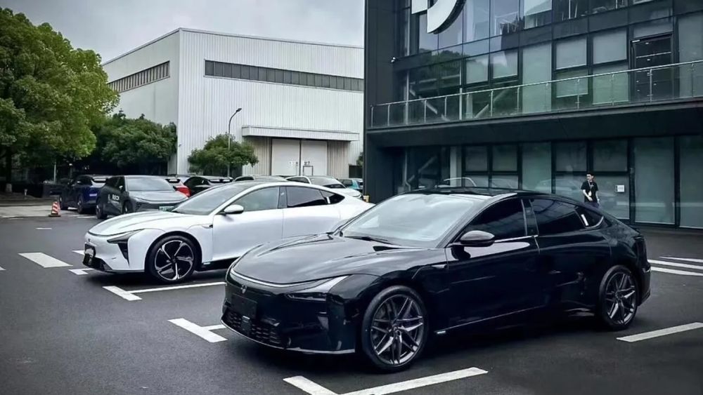 Geely JI Yu 07p  770km 2ta matorlikQora va oq rangi bor