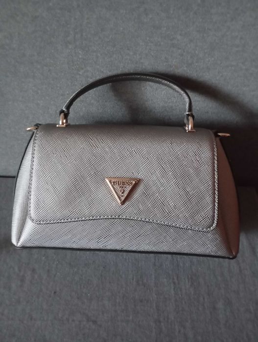 Чанта дамска Guess
в сиво HWEZM9 51220.