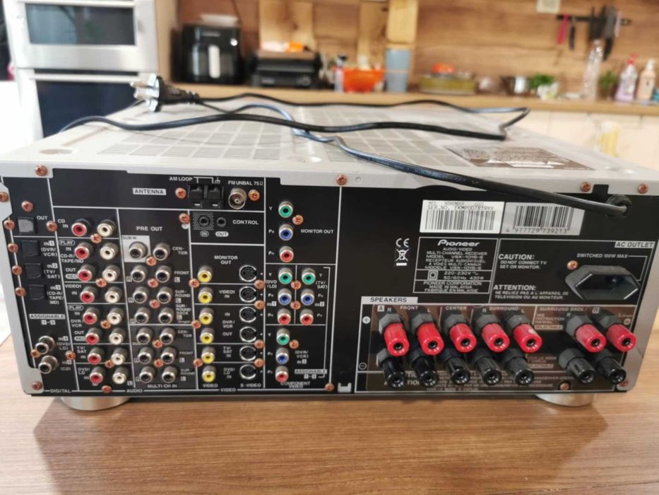 Усилвател със скрити копчета и много изходи