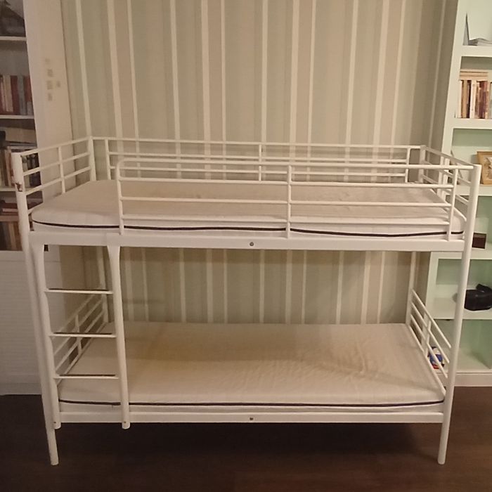 Продам кровать (с матрасами)