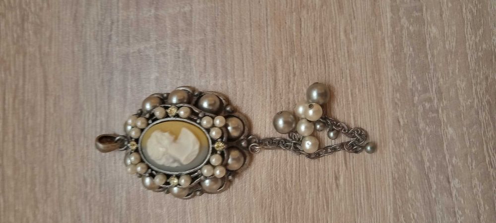 Позлатени  брошки-20лв.2/Висулка Камея-60 3/ Позлатено колие 18 лв