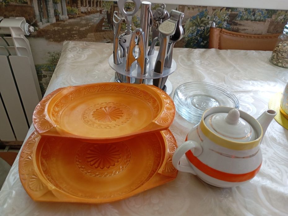 Блюдца,чашки,чайник,подносы