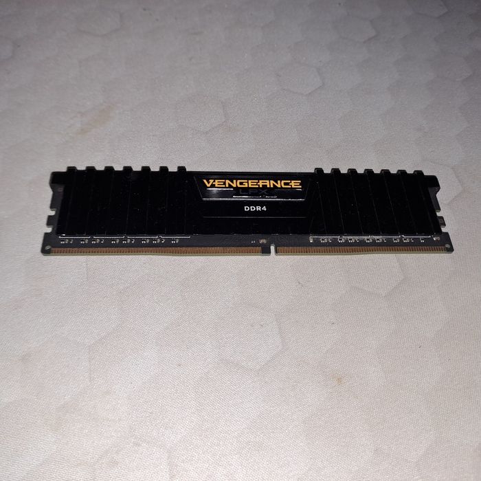 Memorii RAM - 8 GB (1x8) DDR4 2400 MHZ . 8 GB (1x8) DDR3 1600 MHZ.