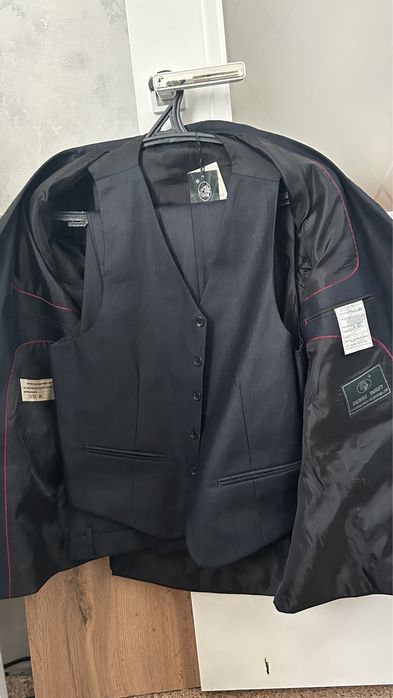 Костюмы новые