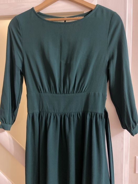 Маслено зелена рокля с коланче