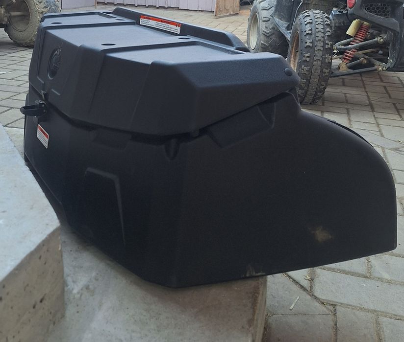 Cutie portbagaj BRP ORIGINALĂ – NOUĂ – cu prinderi incluse