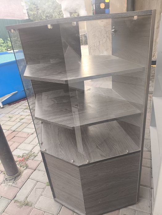 Продам б у стеклянные витрины