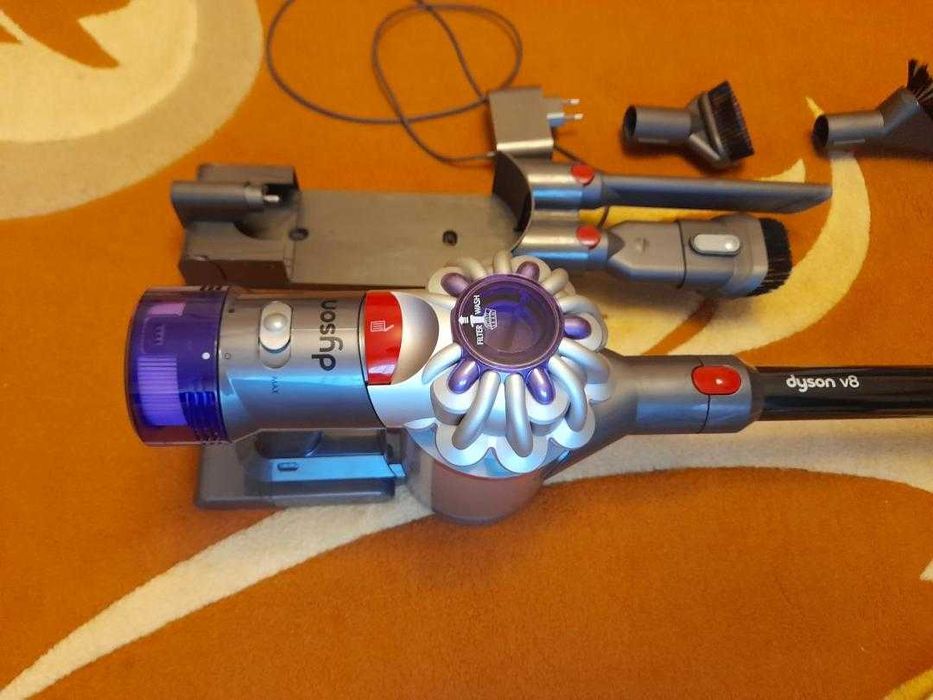 De vanzare aspirator Dyson V 8 Absolute nou