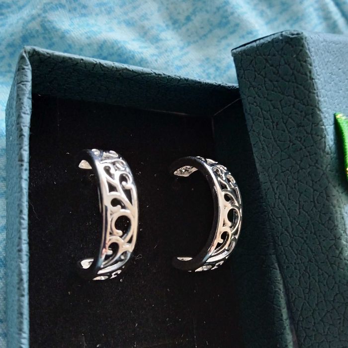 Нови, сребърни обеци с винт-закопчаване. В кутия за подарък.