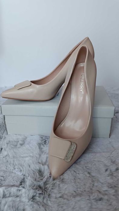 Стилни дамски обувки с висок ток в бежово