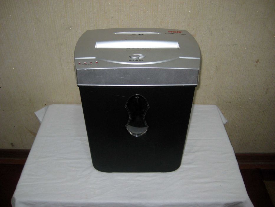 Уничтожитель бумаг и диск 15лт оригинал HSM отличном рабочим состоянии