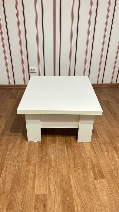 Письменный стол белый, раскладной.