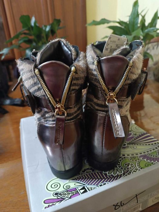 Дамски обувки на платформа