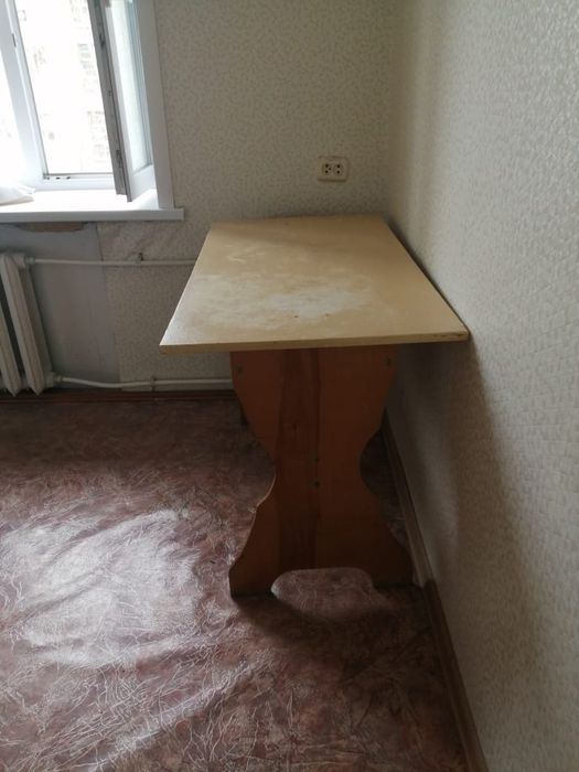 Кухонный стол и шкаф