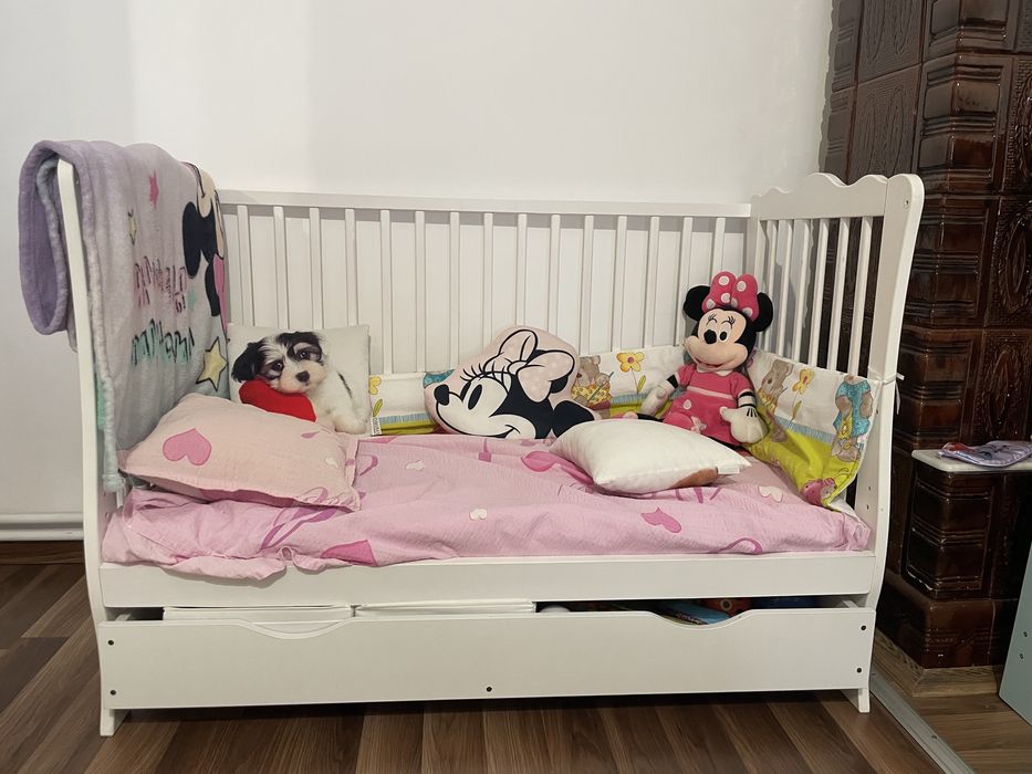 Vand patut copil cu saltea si lenjerie. Reglabil pe inaltime