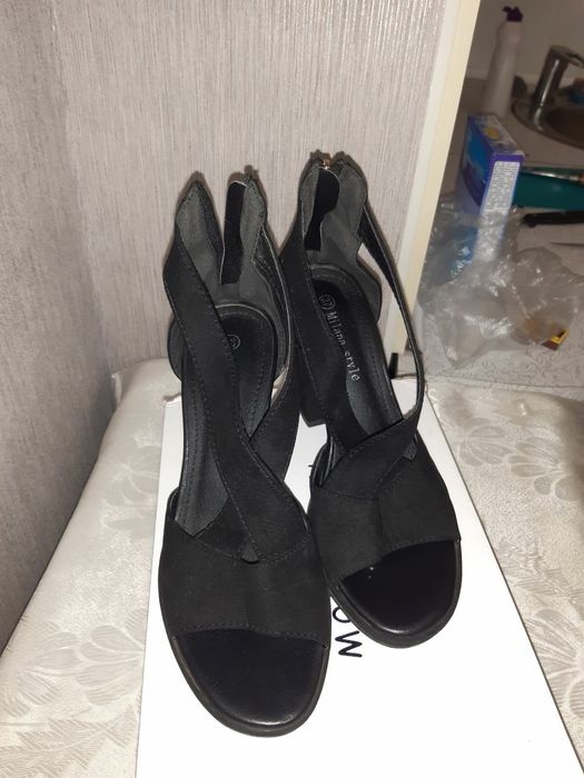 Продам Босоножки