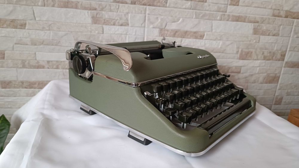 Стара пишеща машина Olympia SM2 - Made in Germany - 1950" година