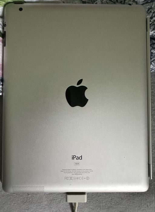 Tabletă Apple IPad Veche (locked, fullbox + husă apple)