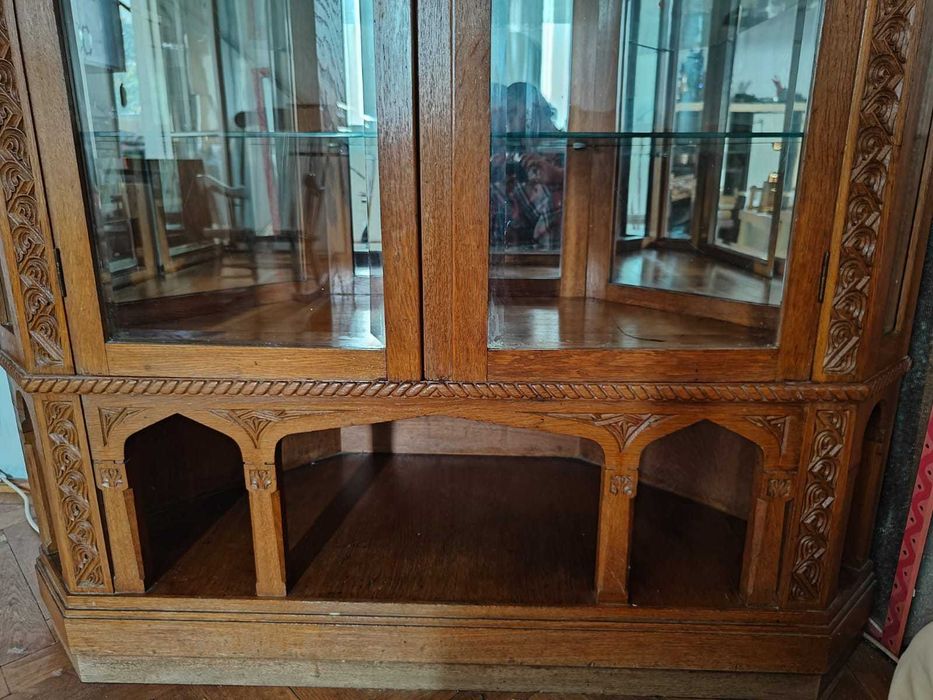 Mobila pentru sufragerie - Vitrina din lemn masiv de stejar cu decoratiuni sculptate, usi din sticla si spate oglinda in stil neo-romanesc