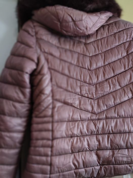 Дамско късо яке с пух на качулката