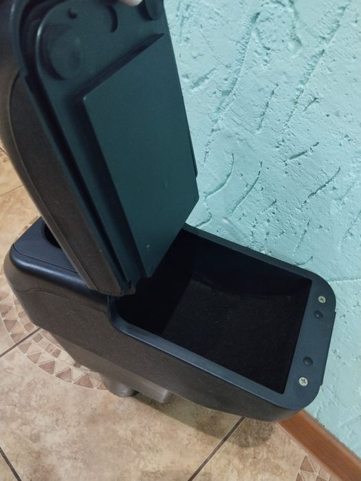 Подлокотник в авто универсальный