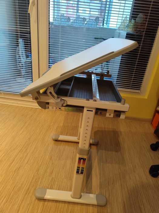 Продавам детско ергономично бюро