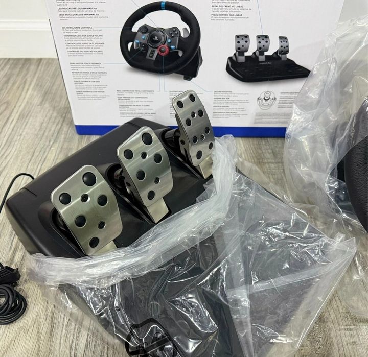 Logitech G29 + педали като нови, много малко използвани