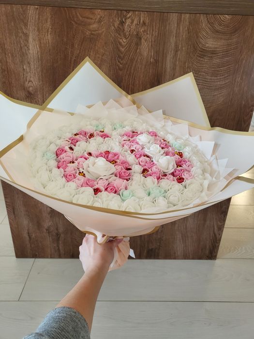 Букет вечни рози бебе памперси бонбони персонализиран рожден ден юбиле