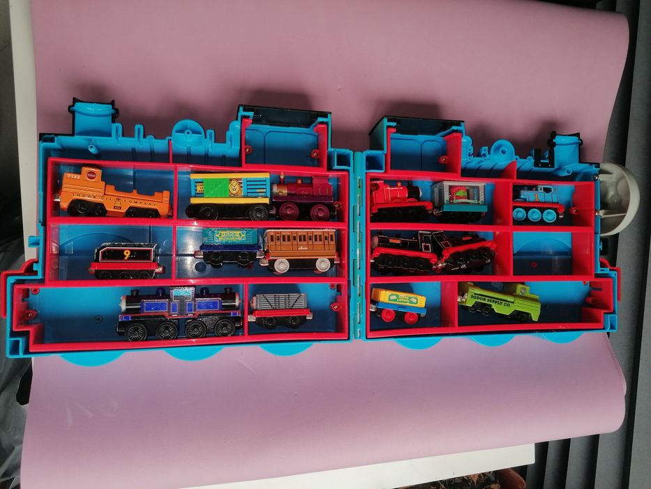 Cutie Thomas + 15 trenulețe cu magnet