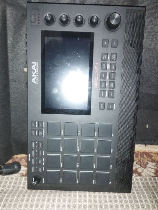AKAI MPC LIVE 2 ideal holatda