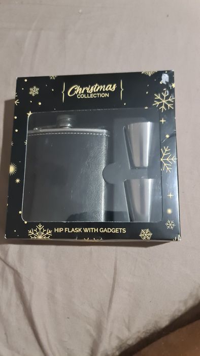 Комплект манерка за алкохол с две чаши