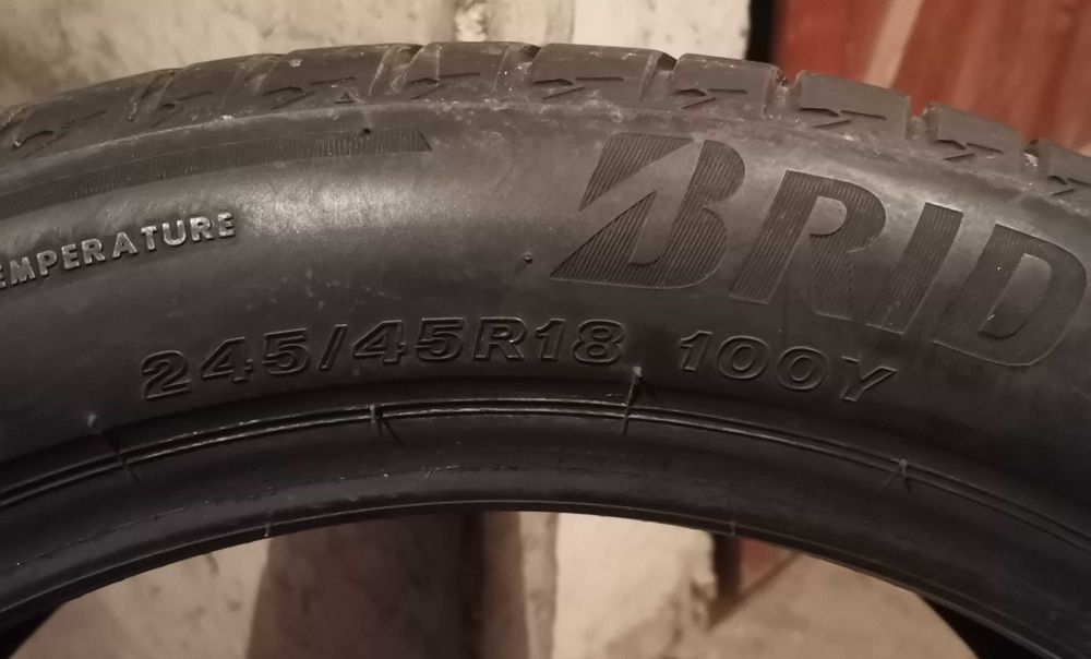 Продавам 2 броя летни гуми 245.45.18 на 1 сезон дот 2021 Brijiston