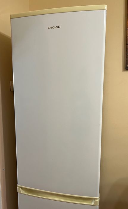 Хладилник с долен фризер Crown